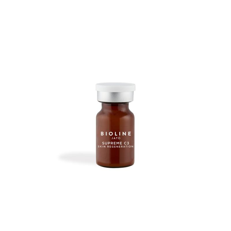  ULTRAKONCENTROVANÉ VYPŇUJÍCÍ A OBNOVUJÍCÍ SÉRUM NA OBLIČEJ.  Objem: Ampule 5 x 5 ml.   20 % VITAMÍNU C – SUPEROXID DISMUTÁZA – KYSELINA THIOKTOVÁ  Intenzivní péče, která redukuje vrásky a známky předčasného stárnutí. Chrání pleť před viditelným poškozením způsobeným expozomem a epigenetickými vlivy. Hloubkově vyplňuje pleť, obnovuje její pevnost a hladkost. Vyrovnává tón a zvyšuje zářivost, čímž pleť získává mimořádný jas. Lehká textura zanechávající hedvábný pocit.  Ultrakoncentrované sérum s 20 % vitamínu C, superoxid dismutázou a kyselinou thioktovou.    Použití. Ráno a/nebo večer nanášejte sérum na pečlivě vyčištěnou pleť obličeje, krku a dekoltu. Jemně vmasírujte do úplného vstřebání. Dále pokračujte vaší běžnou kosmetickou rutinou. Používejte každý měsíc vždy po dobu 5 – 10 dní (celou ampuli nebo polovinu). Vhodné pro použití v průběhu celého roku.    Složení produktů Supreme C3 vyniká silou ultrakoncentrovaného 20% vitamínu C umocněnou astaxantinem, antioxidantem 6000krát silnějším než vitamín C, v kombinaci s:  3 super antioxidanty nové generace;  3 pokročilými a stabilními formami vitamínu C;  3 inteligentními transportními systémy;  1 Pro-Collagen peptidem. 